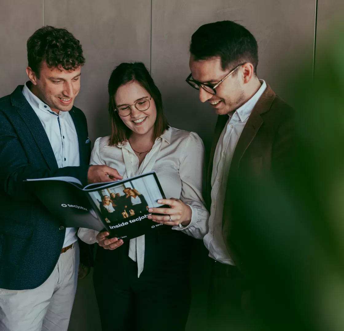 3 medewerkers van Tecjobz in overleg