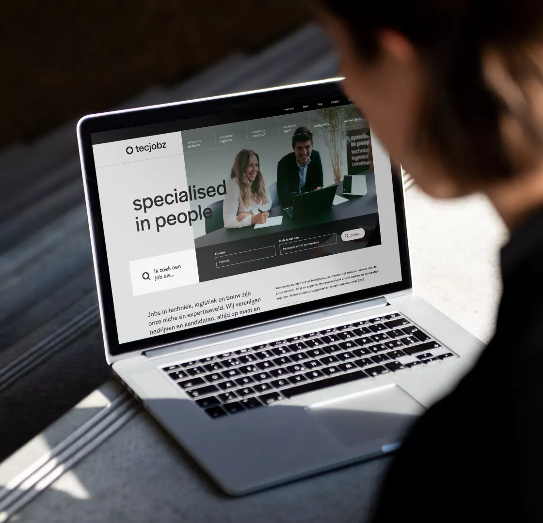 Tecjobz website weergegeven op laptop