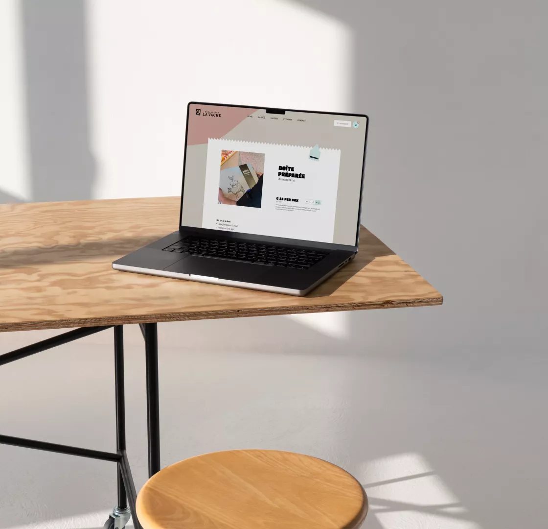 Detailpagina boîte préparée studentenkost op een laptop op een tafel met de zon die erop valt
