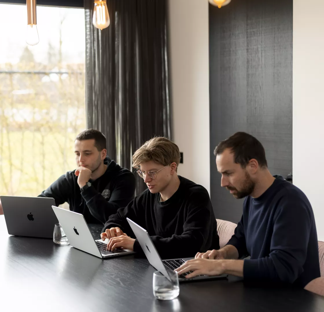 3 personen in meeting