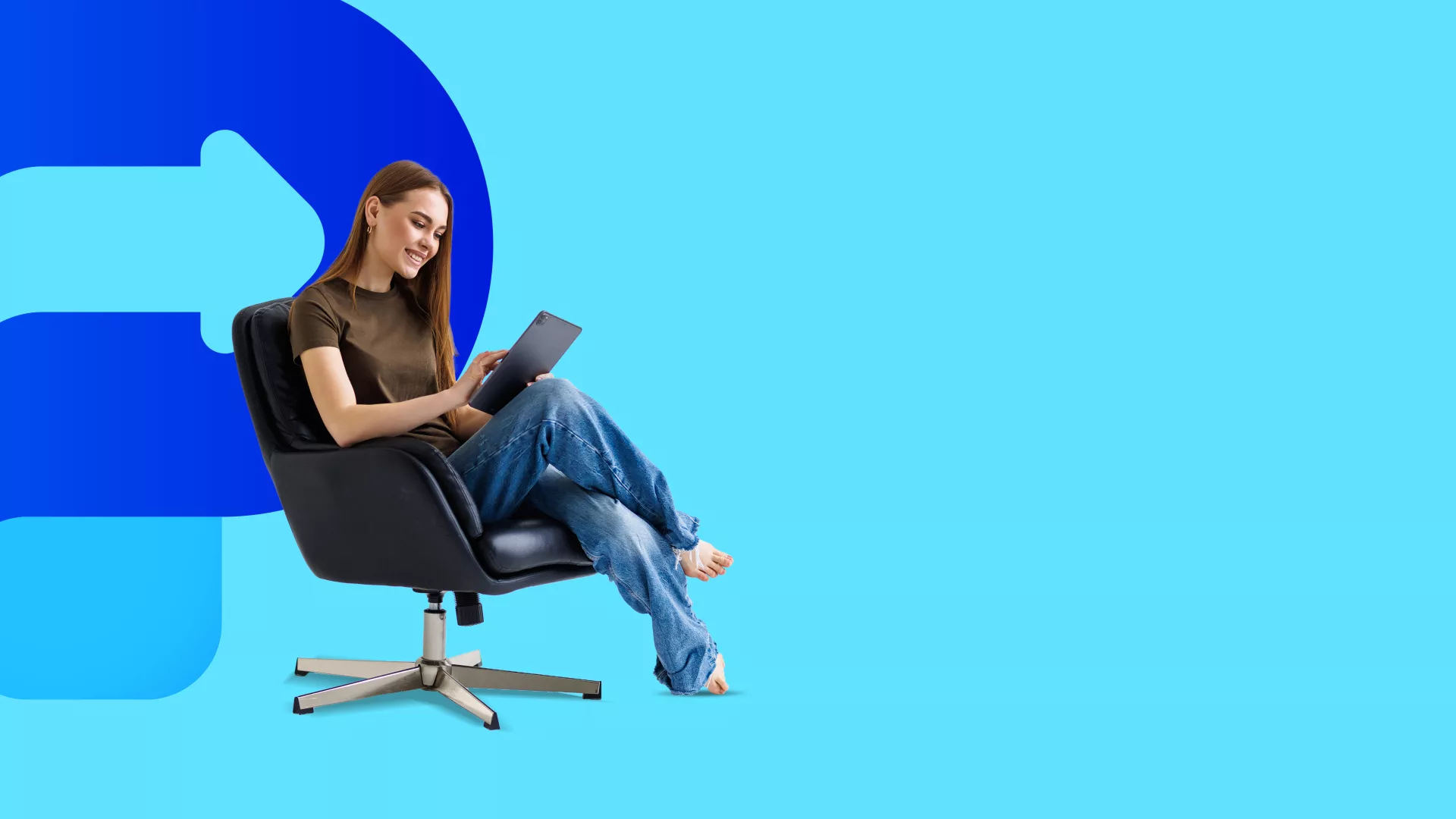 dame in een stoel kijkt op een ipad met als achtergrond het beeldmerk van payit