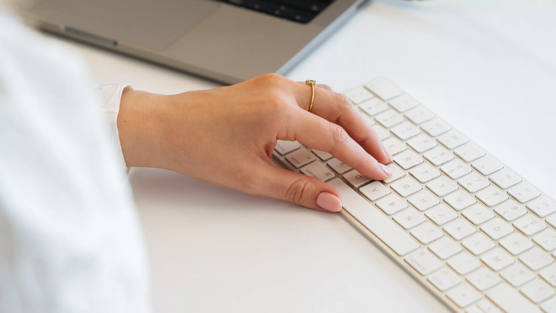 hand op toetsenbord