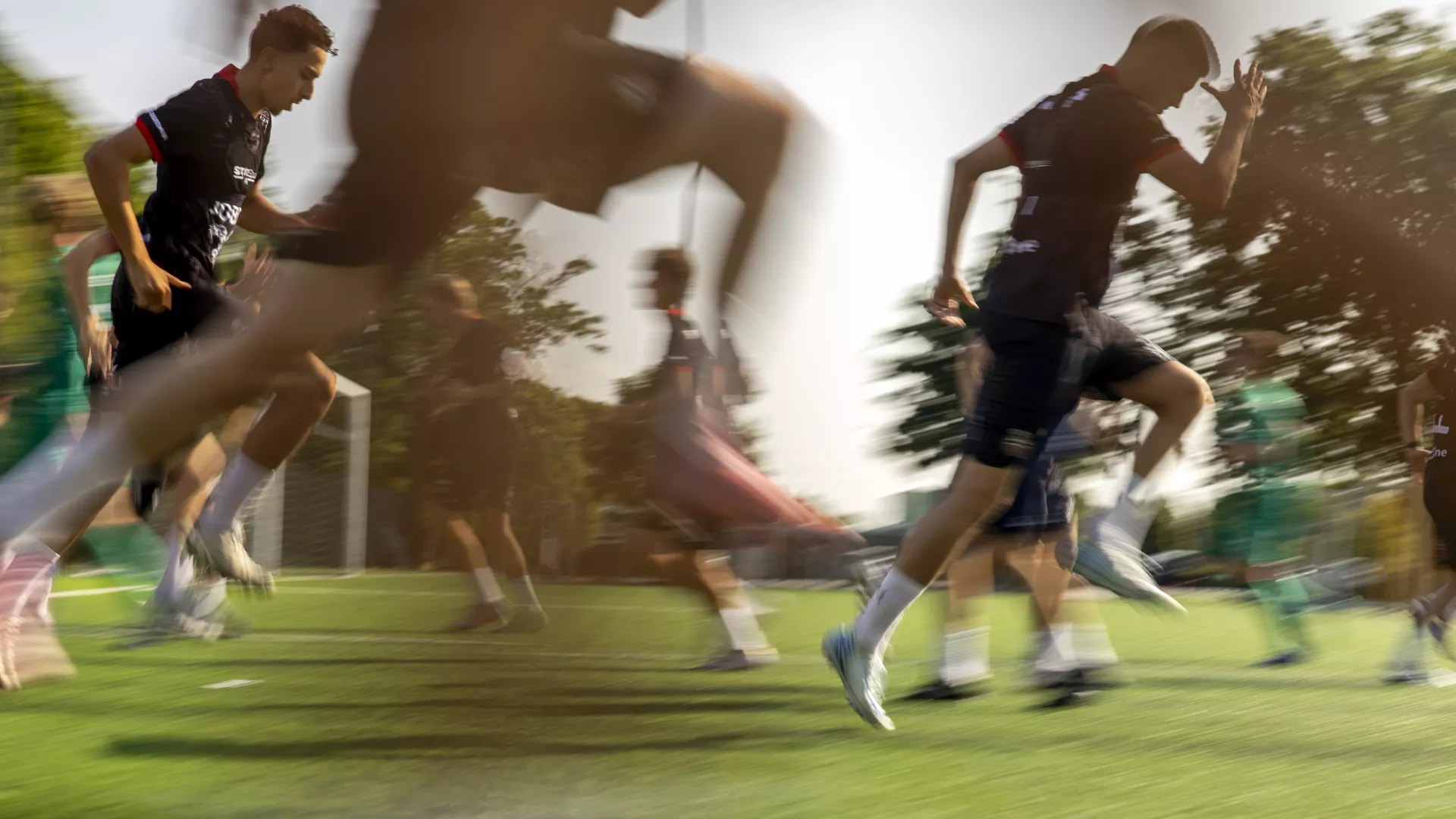 Spelers mandel united aan het trainen op het veld