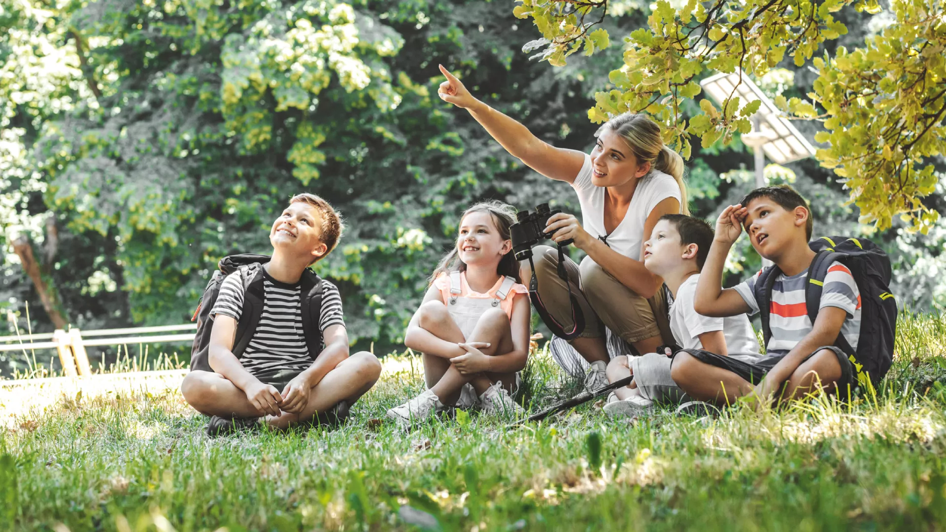groepje kinderen in het bos