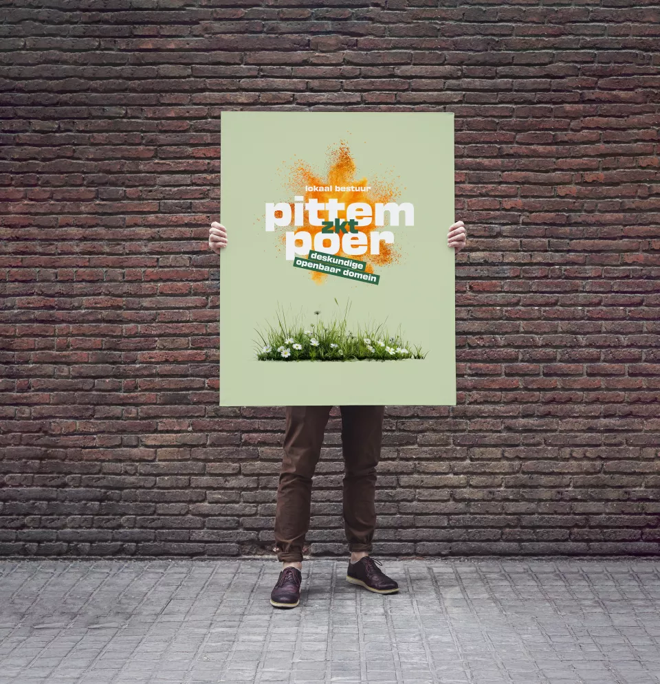 Man houdt poster van pittem zkt poer vast voor een bakstenen muur