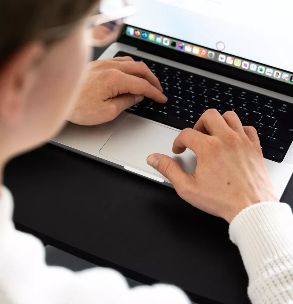 Developer die werkt aan de GEO van een website