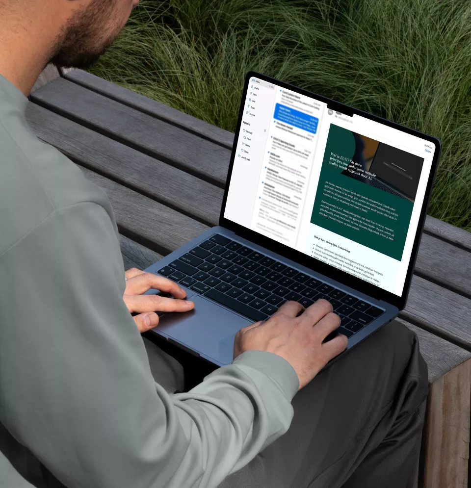 Man leest Nieuwsbrief op zijn laptop