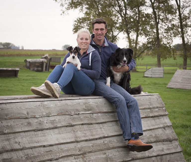 Vincent Martens en Eloise met honden in buitenomgeving