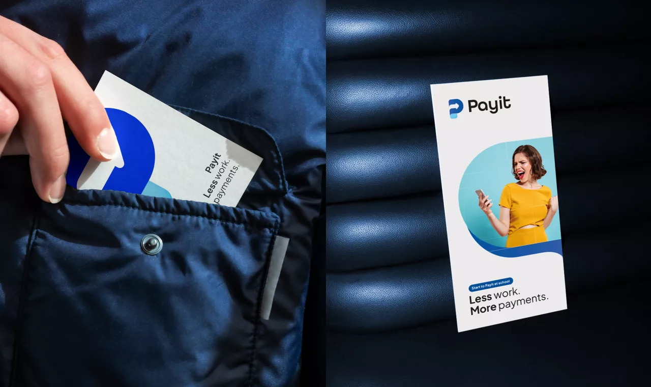 Een visitekaartje in een borstzak en een pamflet op een lederen blauwe bank