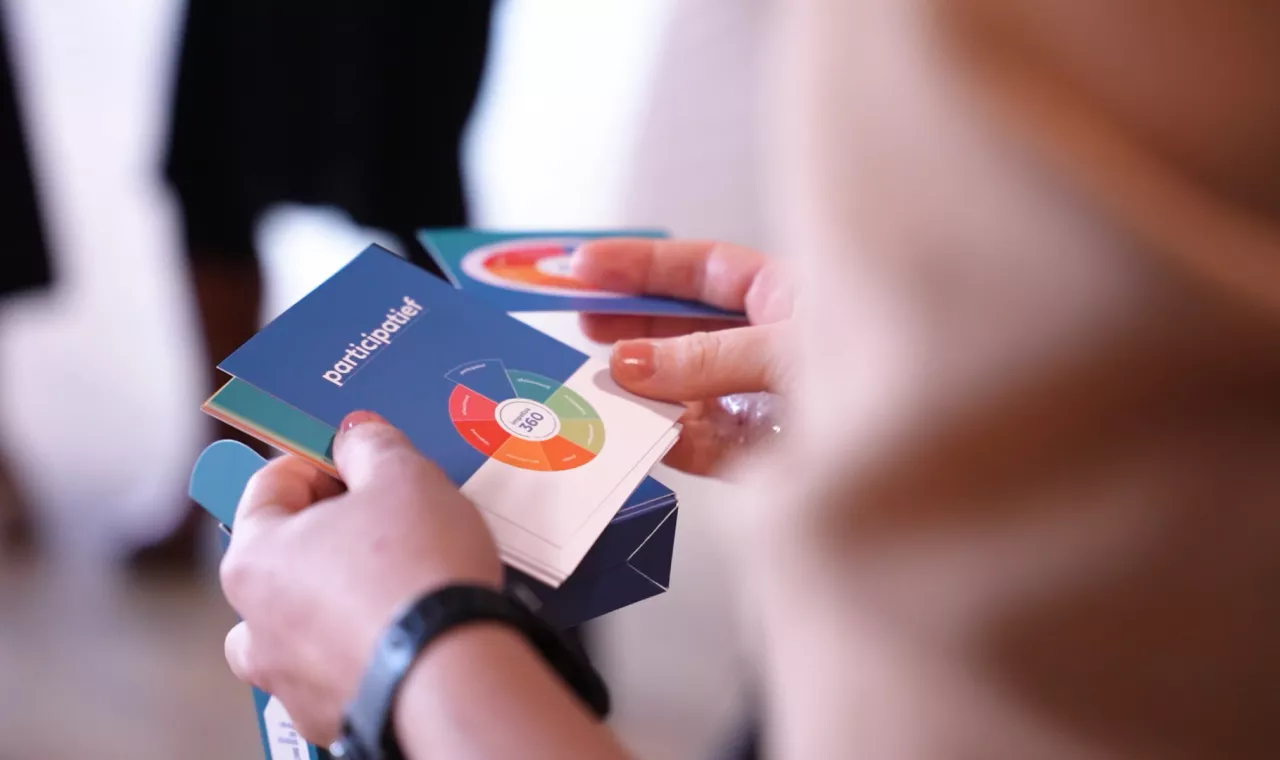 Kaarten uit de box in de hand