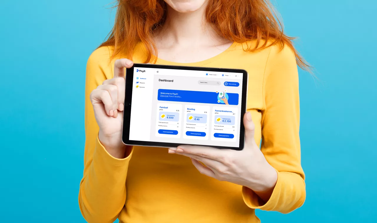 vrouw met ipad met daarop interface payit app