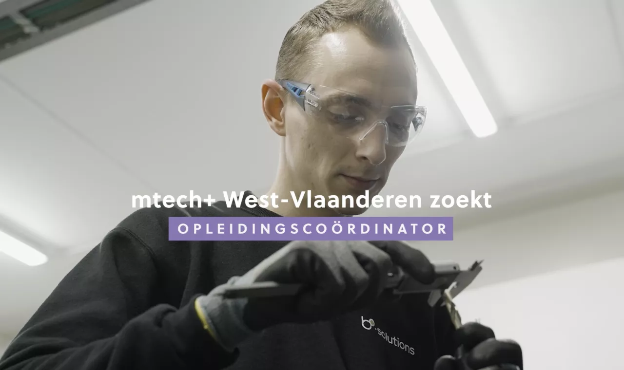 Mtech+ man in metaalindustrie met meetinstrument