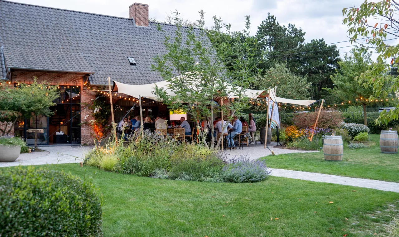 tuin met mensen in een stretchtent