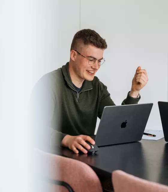 Jonathan aan tafel kijkt naar laptop