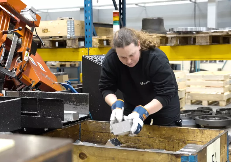 Mtech+ vrouw legt metalen objecten weg