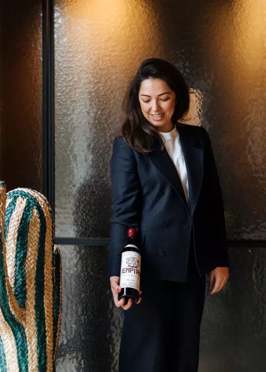 Lore, zaakvoerder Osar presenteert fles wijn