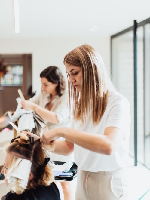 Medewerkster van Haaratelier Heleen aan het werk