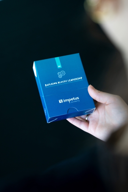 Impetus kaartenbox in de hand